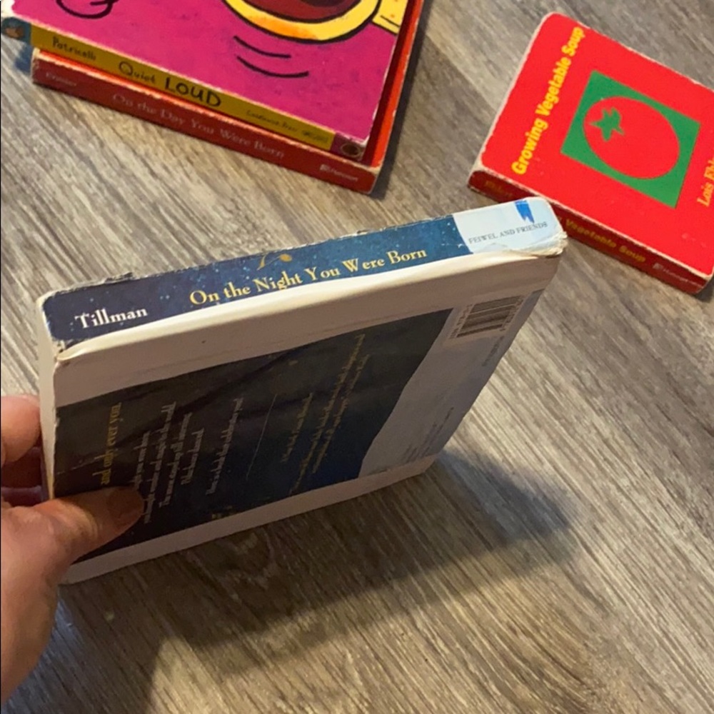 Set of four hardback kids books - Picture 4 of 4